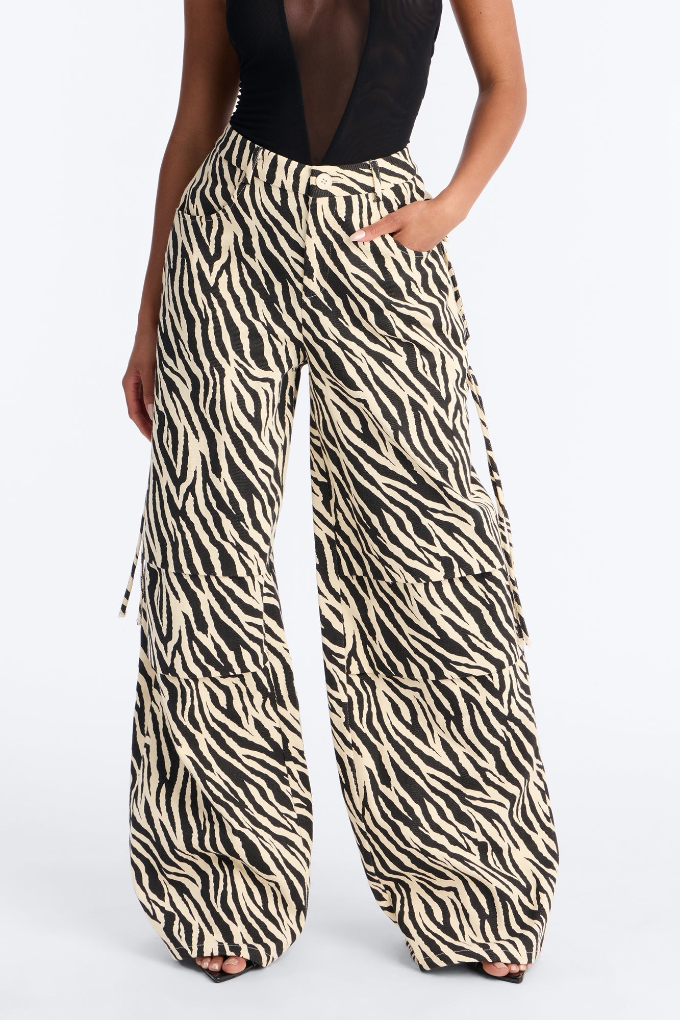 Daring Zebra Wide Leg Pleated Pants 33″ - Black/combo